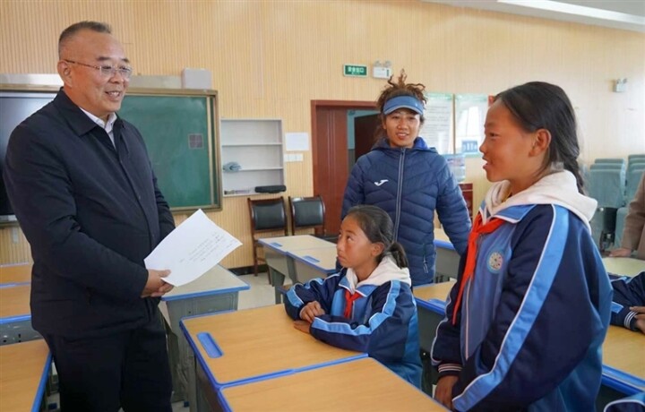 李有新(左一) 李有新(左一)