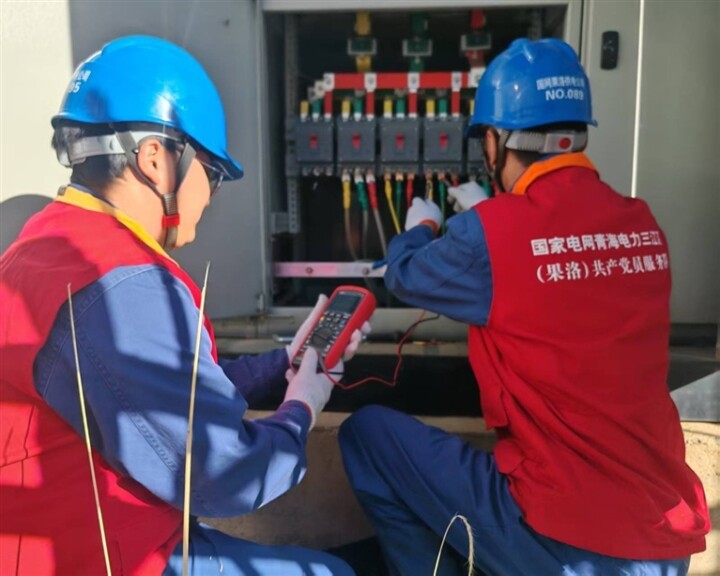 国网电力工作人员在果芒村检查用电设备。特约记者 芈峤 摄