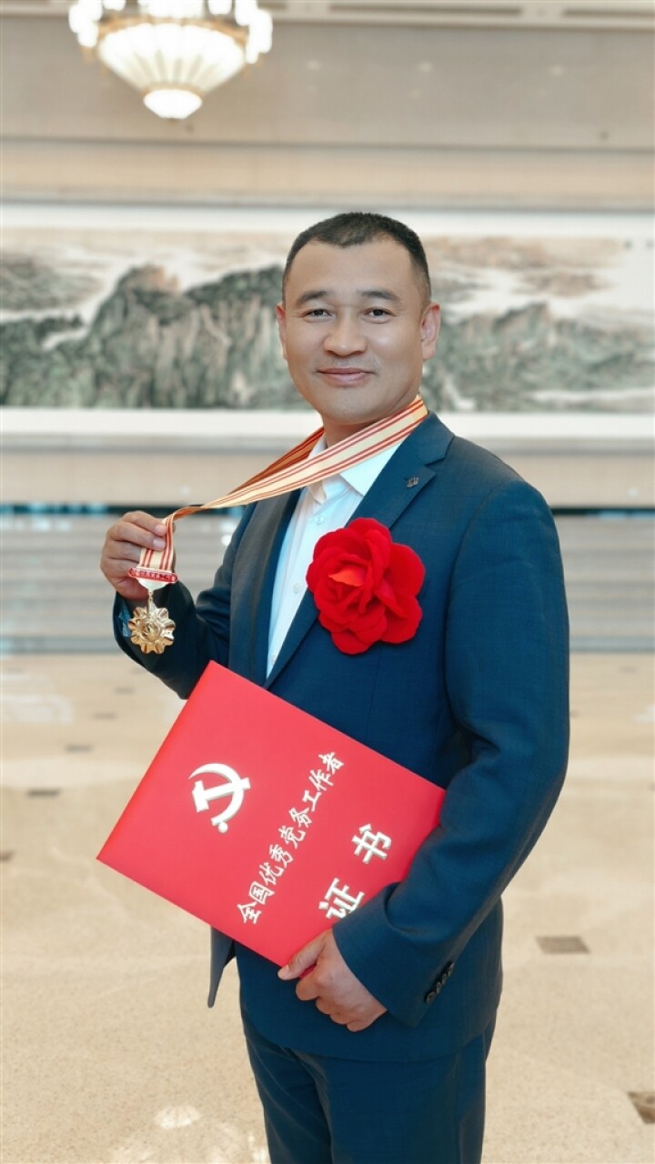 孙万红，全国优秀党务工作者，青海砺剑文化服务集团有限公司党支部书记、总经理。