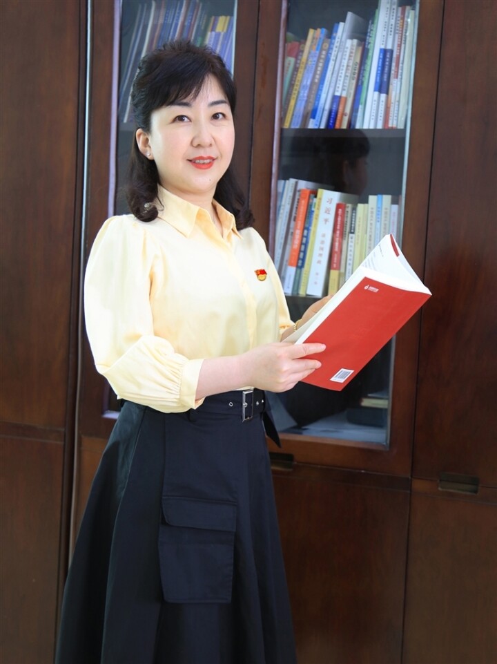 刘家荣，全市优秀党务工作者，西宁市艺术实验中学党支部书记、校长。